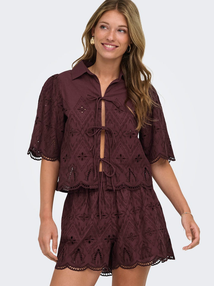 Onlfrani S/s Emb Bow Top Wvn - Bruin